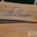 Waldbank mit Firmen Logo